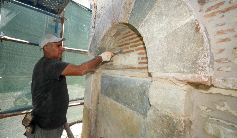 Gaziemir’in tarihi Çift Çeşme’si aslına uygun şekilde yenileniyor