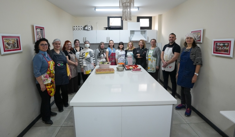 Mutfak atölyesinde Gaziemir’in yeni aşçıları yetişiyor (1)
