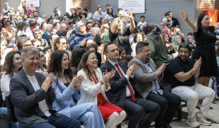 Bornova’da miniklerin 23 Nisan coşkusu sahneye taştı