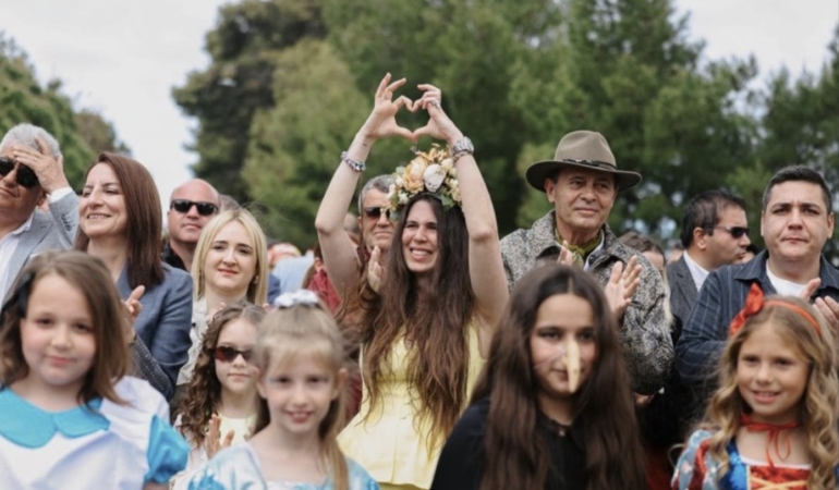 15. Uluslararası Alaçatı Ot Festivali’nin görkemli korteji ve 23 Nisan gururu bir arada 