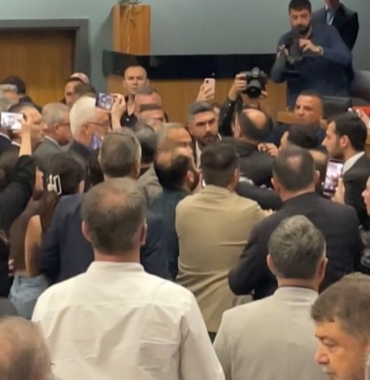 buyuksehir-meclisi-nde-sular-durulmadi-meclis-uyeleri-arasinda-arbede-cikti-8238