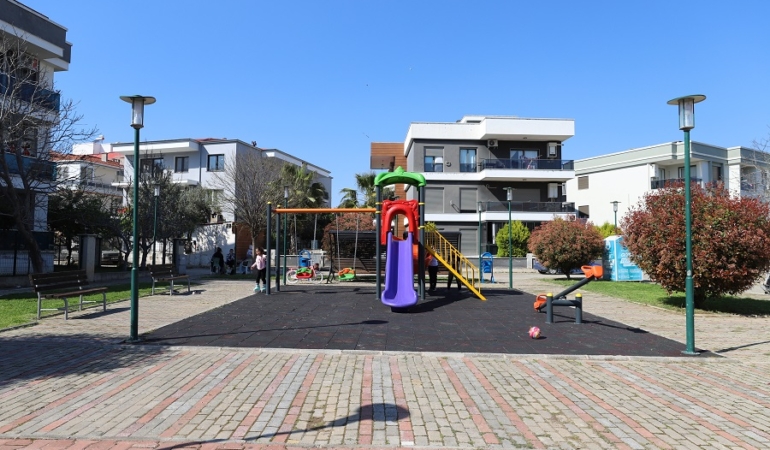 Menderes Belediyesi, Tütüncüoğlu Parkı’nda yenileme çalışması gerçekleştirdi.