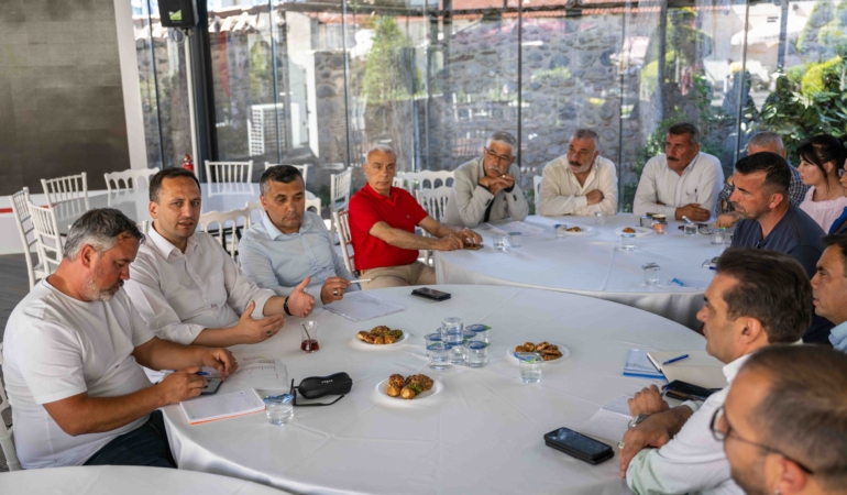 Bornova’da muhtarlarla aynı masada, sorunları ortak çözüm