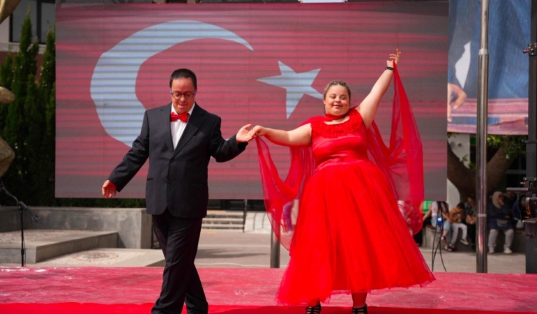 Başkan Denizli, Engelliler Haftası kapsamında çocuklar ve aileleriyle bir araya geldiPHOTO-2026-05-12-11-40-54 4