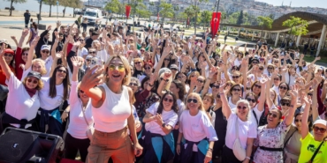 Konaklı annelerden Anneler Günü dansı (1) (1)