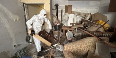 Konak’ta çöp eve geçit verilmedi 10 ton atık çıkarıldı (5)
