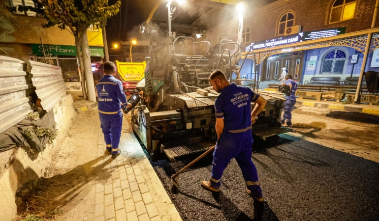Toros Caddesi’nde gece asfalt mesaisi 