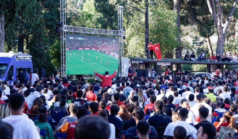 İzmir’de Dünya Kupası heyecanı meydanlara taştı 