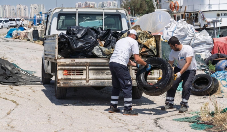 Araba lastiği, masa, sandalye de çıktı klozet kapağı da