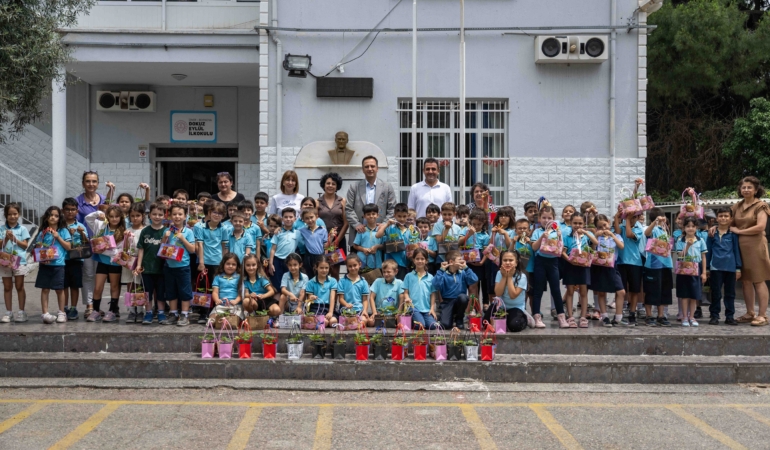Bornovalı minik eller toprakla buluşuyor
