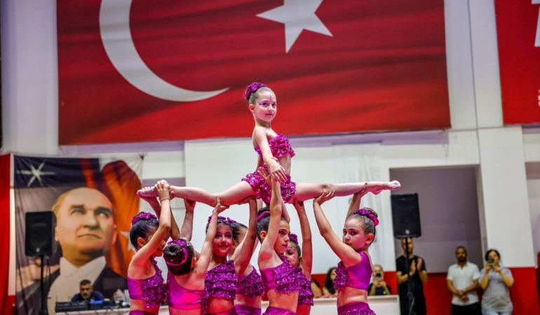 BAYRAKLILI KURSİYERLERDEN YIL SONU GÖSTERİSİ (1)