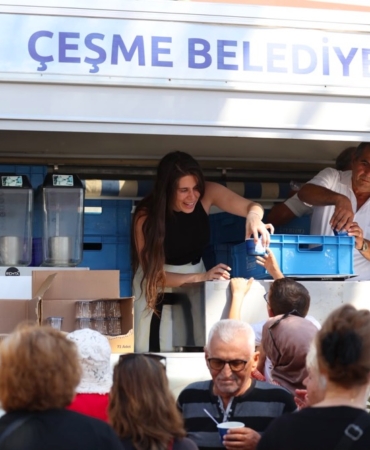Çeşme'de aşure lokması paylaşıldıPHOTO-2026-06-28-19-39-53