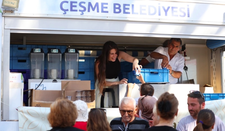 Çeşme’de aşure lokması paylaşıldı