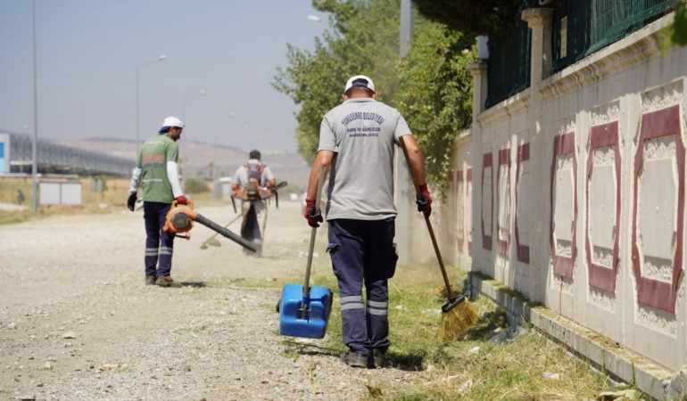 Yunusemre’den Karaali’de Ot Biçme Çalışması