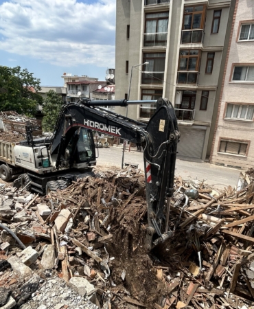 Konak’ta metruk bina yıkımları tam gaz (1)