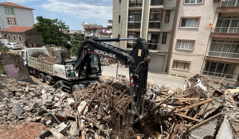 Konak’ta metruk bina yıkımları tam gaz