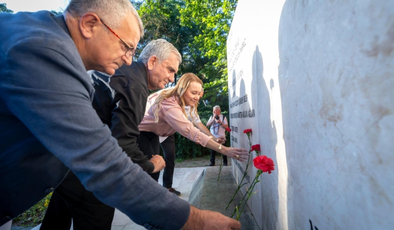 ​Nazım Hikmet Konak’ta heykeli başında düzenlenen törenle anıldı
