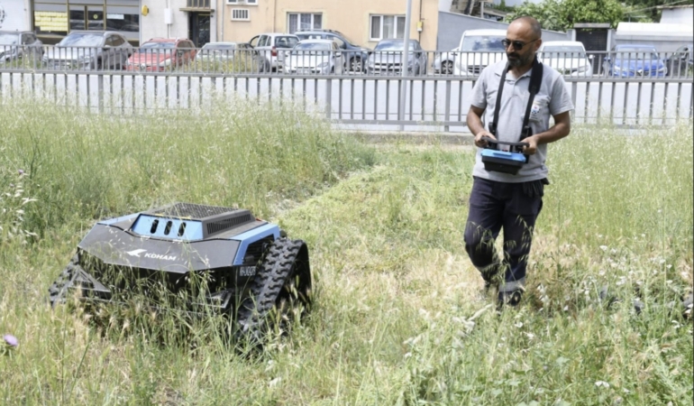 Çiğli’de temizlikte yeni dönem: Ot biçme robotu devrede