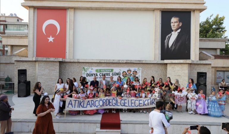 Menderes’te Öğrencilerden Duyarlı Defile