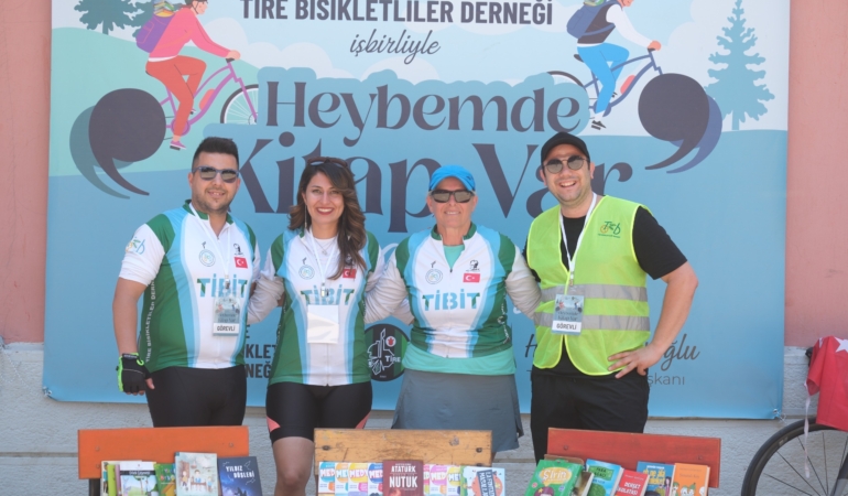 Heybelerindeki kitapları, öğrencilere ulaştırdılar