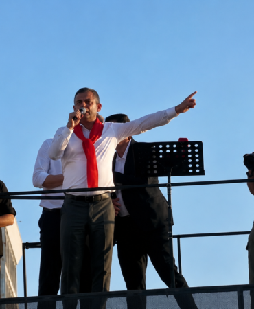 ozgur-ozel-cumhuriyet-meydaninda