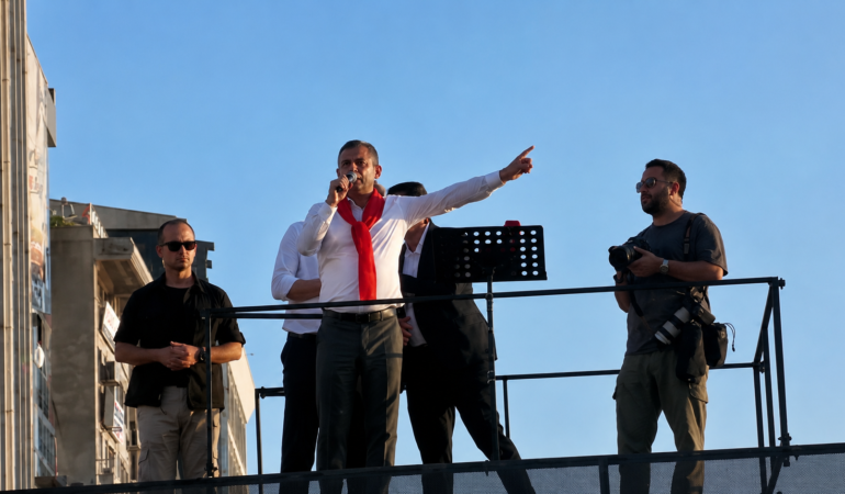 ozgur-ozel-cumhuriyet-meydaninda