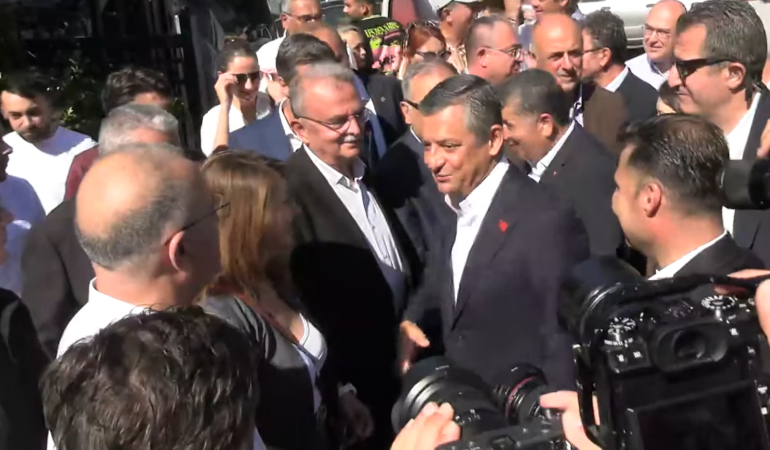 Özgür Özel’e Bayındır’da sevgi seli: Sana otobüs de alacağız, bina da yapacağız