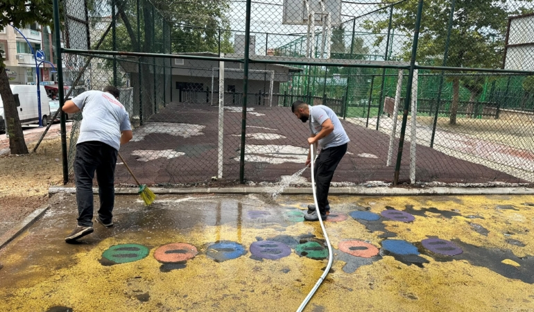 YUNUSEMRE’DE PARKLAR DÜZENLİ DEZENFEKTE EDİLİYOR