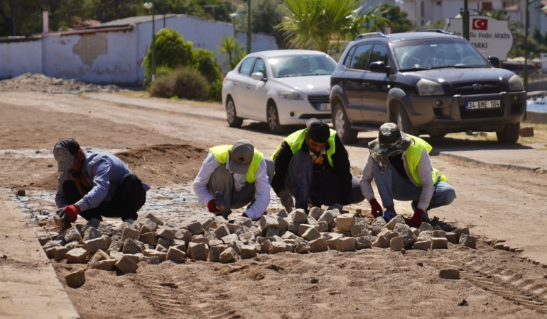 Ayvalık’ta aynı anda altı noktada yol yapım çalışması