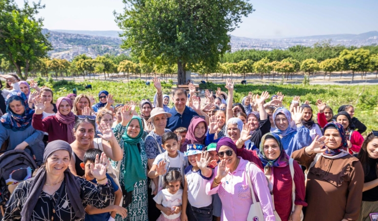 Toprakla buluşan kadınlar, hasat sevincini Başkan Tugay’la yaşadı