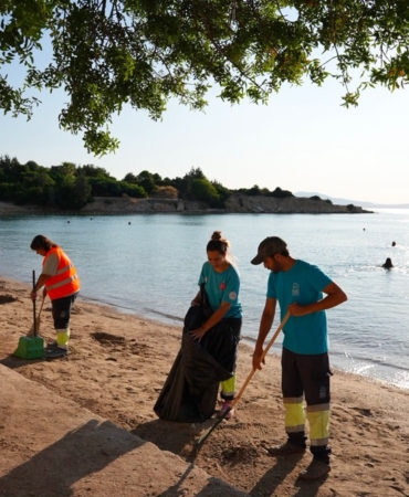 Çeşme'de yaz yoğunluğuna karşı temizlik seferberliği_ Atık miktarı haziranda 5 bin tonu aştıPHOTO-2026-07-23-10-31-14 3