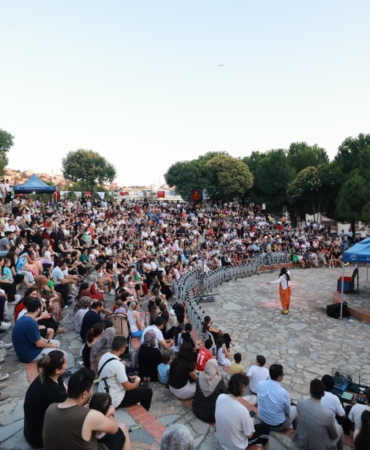 FOTO 5- NEŞELİ SOKAKLAR MUTLU ÇOCUKLAR