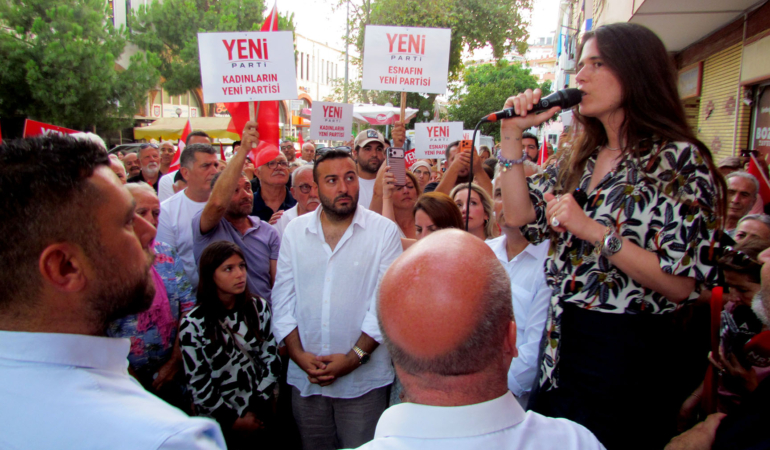 Çeşme’de CHP’den toplu kopuş: İlçe örgütü ve meclis üyeleri YENİ Parti’ye geçti 