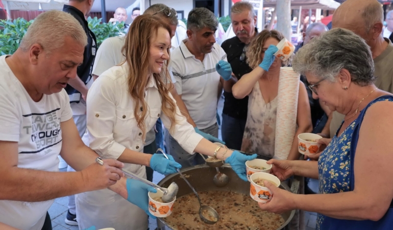 Konak’ta aşurenin bereketi 10 bin kişiyle paylaşıldı