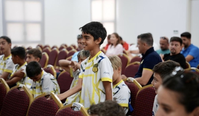 Çeşme’de genç sporculara ekran bağımlılığı ve bilinçli teknoloji kullanımı semineri