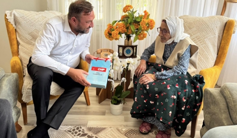 Gümrükçü’den 106 yaşındaki Nuriye Teyzeye doğum günü kutlaması