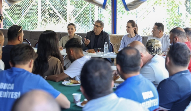 Buca Belediye Başkan Vekili Hüseyin Benzer, güne Park ve Bahçeler Müdürlüğü çalışanlarıyla kahvaltı yaparak başladı.