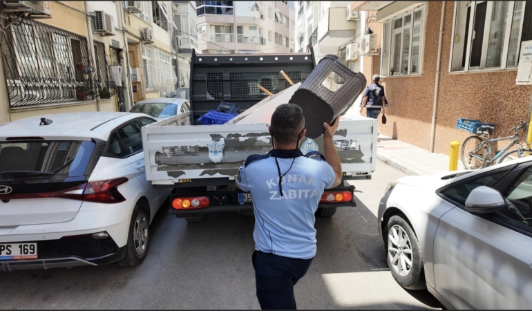 Konak zabıtasından kaldırım işgallerine karşı sıkı denetim