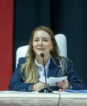 konak-belediye-baskani-nilufer-cinarli-mutlu-chp-den-istifa-etti-yeni-parti-ye-geciyor_large