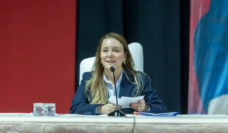 konak-belediye-baskani-nilufer-cinarli-mutlu-chp-den-istifa-etti-yeni-parti-ye-geciyor_large