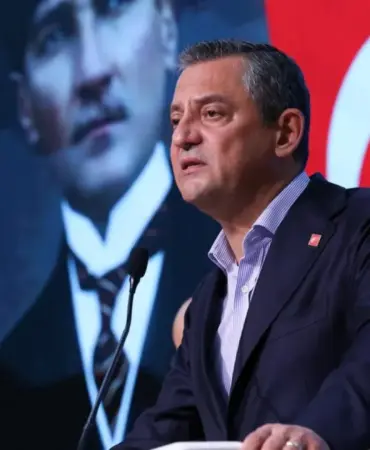ozgur-ozelden-veda-konusmasi-vakti-gelmis-bir-vedanin-huznunu-yasiyorum_6a5f54c8bd804