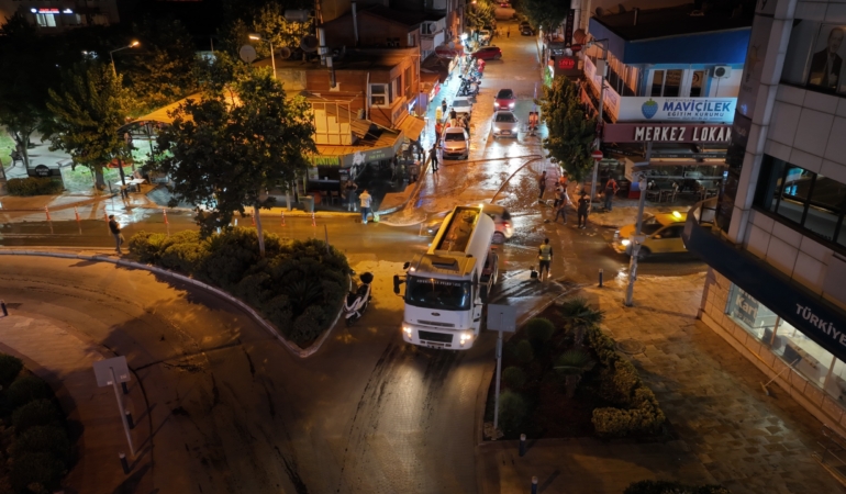 Seferihisar’da kapsamlı yol yıkama çalışmaları aralıksız sürüyor