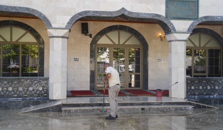 Yunusemre’de İbadethanelerde Kapsamlı Temizlik Çalışması