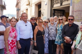 AYVALIK’TA RESSAM DEVRİM ERBİL VE SANAT DÜNYASININ USTA İSİMLERİ BULUŞTU (6)