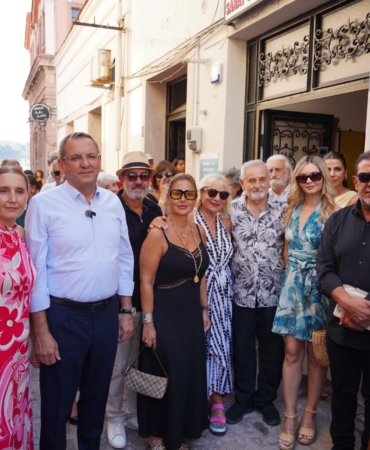 AYVALIK’TA RESSAM DEVRİM ERBİL VE SANAT DÜNYASININ USTA İSİMLERİ BULUŞTU (6)