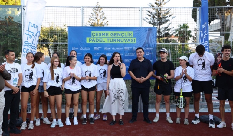 Çeşme’de spora yeni yatırım: 16 Eylül Kurtuluş Parkı’na padel kortu kazandırıldı