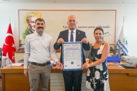 Gaziemir Belediyesi’nin çevreci çalışmalarına Sıfır Atık Belgesi (1)