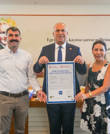 Gaziemir Belediyesi’nin çevreci çalışmalarına Sıfır Atık Belgesi (1)