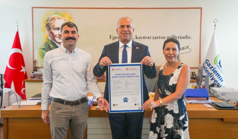 Gaziemir Belediyesi’nin çevreci çalışmalarına Sıfır Atık Belgesi (1)
