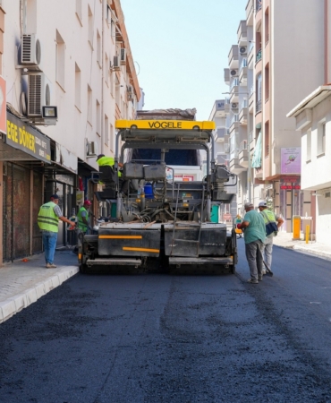 Gaziemir’de asfaltlama atağı 4 bin 470 ton asfaltla yollar yenileniyor (3)